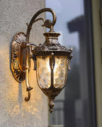 Außenwandleuchte im Laternen-Stil mit Glasschirm