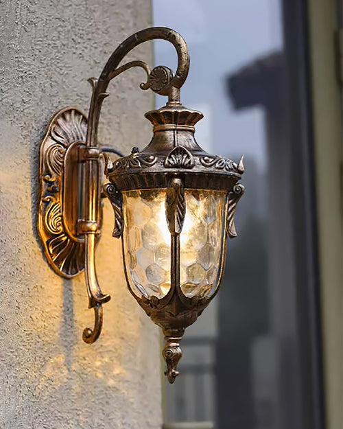 Außenwandleuchte im Laternen-Stil mit Glasschirm