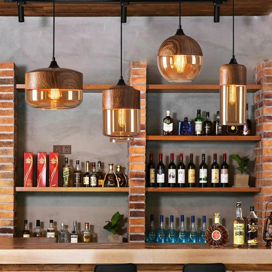 Getönte Glas-Pendelleuchte mit Metallschirm in Holzoptik