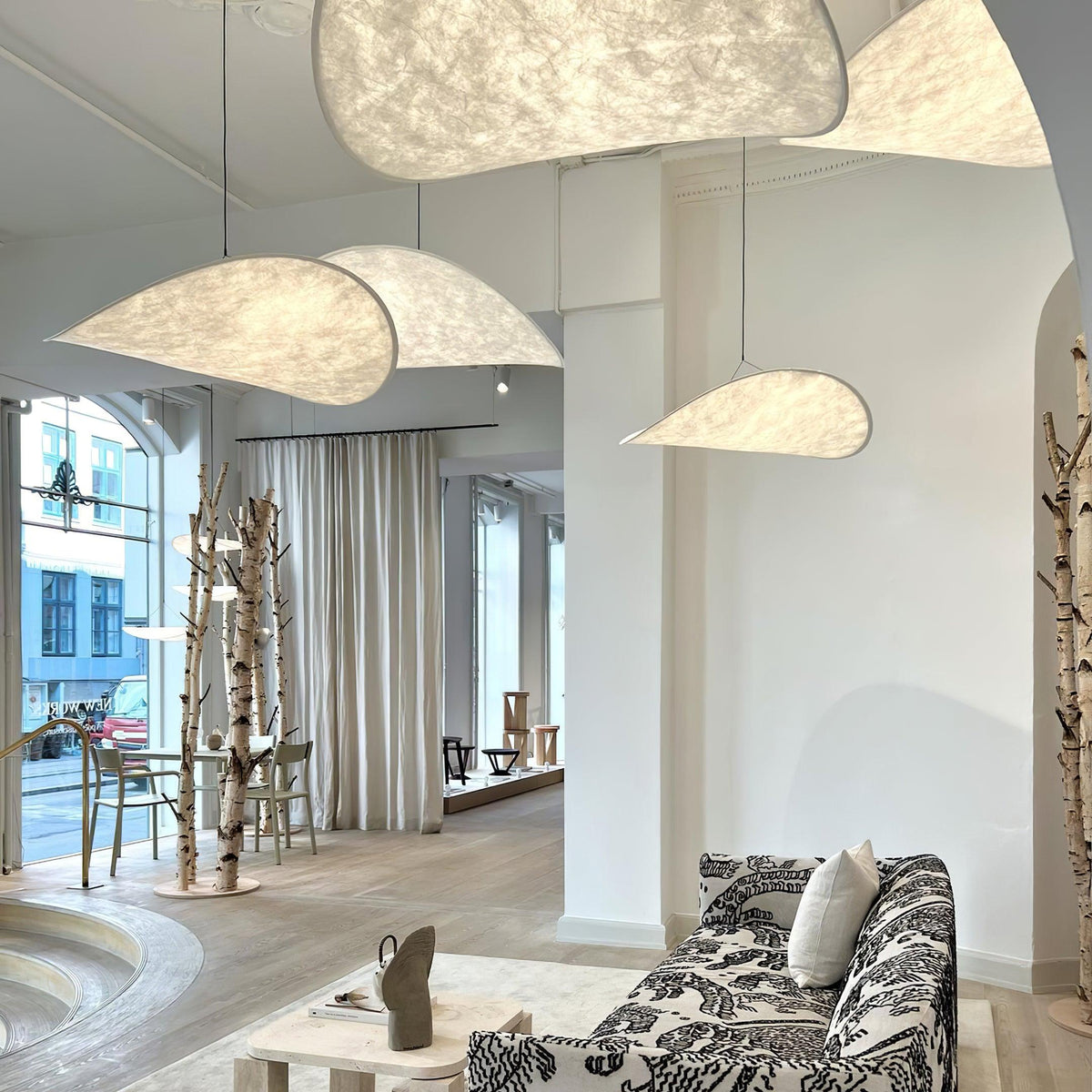 Stoff-LED-Pendelleuchte mit flachem, gedrehtem Schirm
