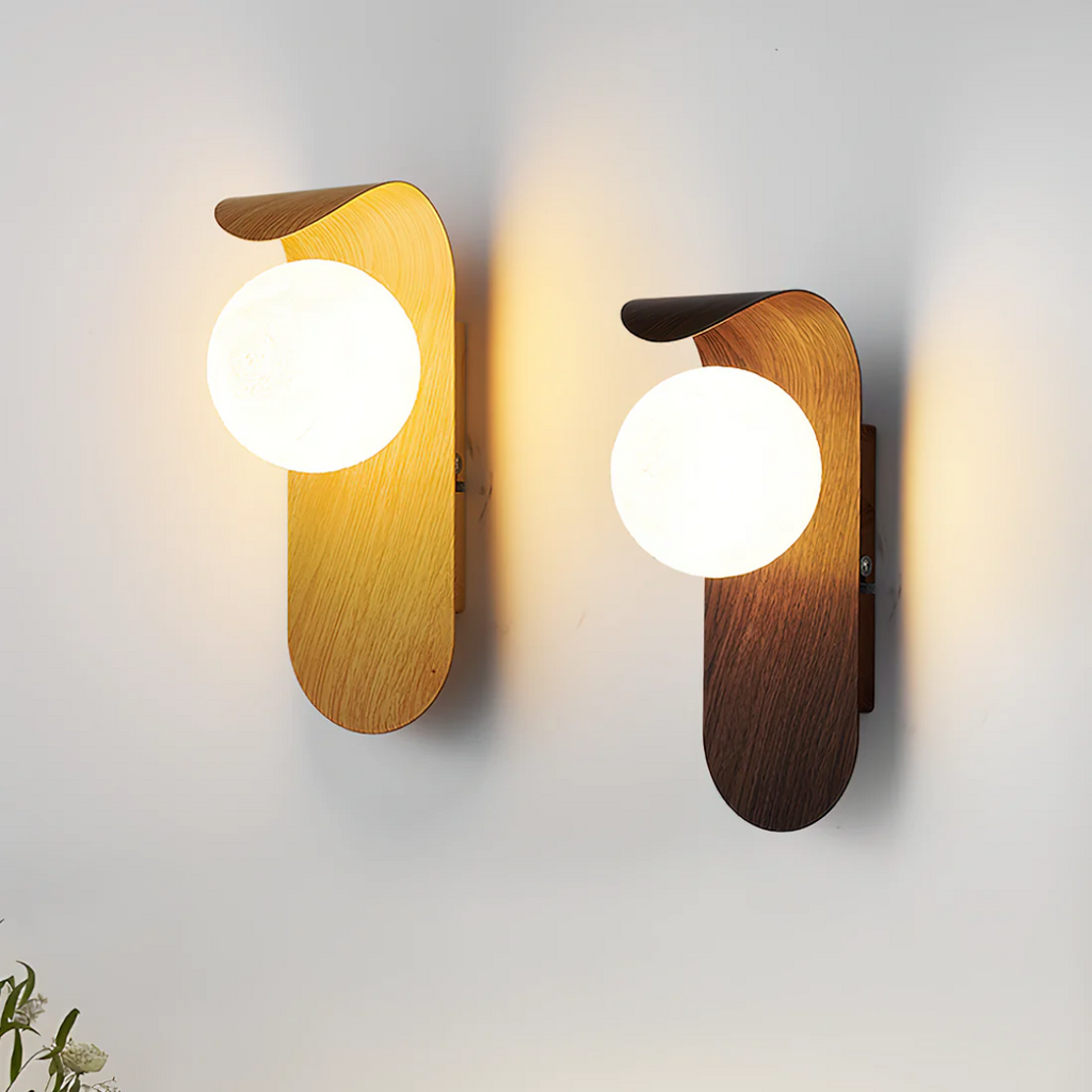 Wandleuchte mit Kugelschirm und gebogenem Paneel in Holzoptik
