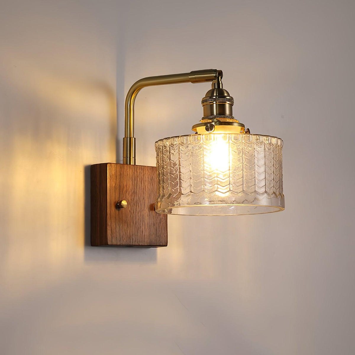 Wandleuchte mit Glasschirm, Kupferarm und Holzfuß